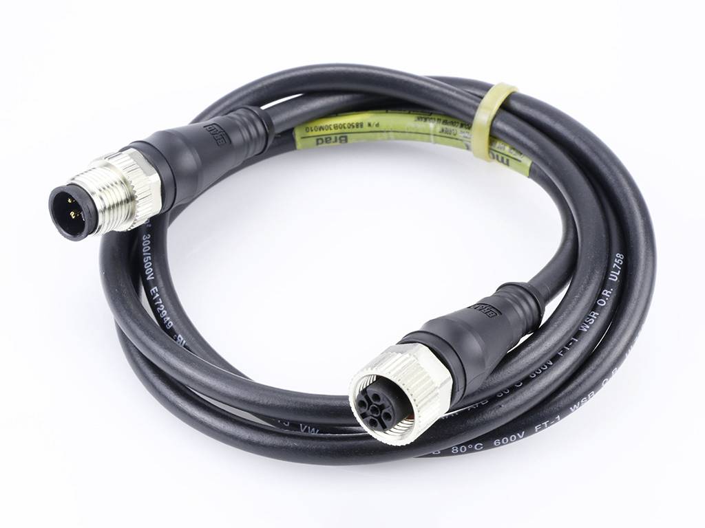 Černý, kroucený kabel s vícepólovým konektorem a zásuvkou, vhodný pro průmyslové nebo elektronické připojení.