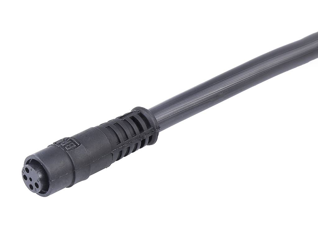 Černý, vícevodičový kabel s kulatou, vícepólovou zástrčkou na konci, vhodný pro elektronické připojení a zařízení.