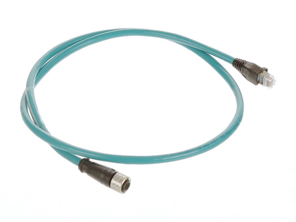 Zelený síťový kabel s konektory M12 a RJ45 na koncích, používaný pro přenos dat v průmyslových sítích.