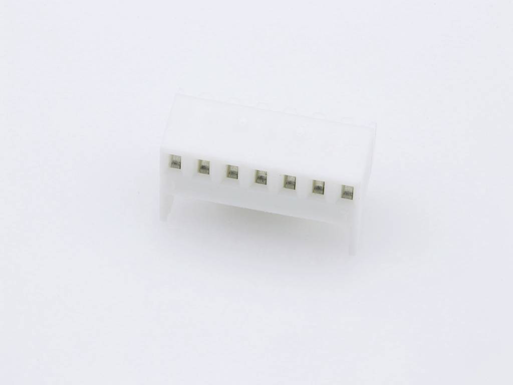 Bílá, obdélníková elektronická komponenta se sedmi viditelnými kovovými kontakty; slouží k propojení v elektrických zařízeních.