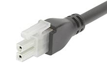 Černá síťová vidlice se třemi kontakty, vhodná pro připojení k elektronickým zařízením.