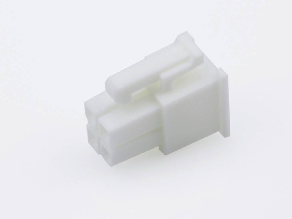 Bílé plastové konektory pro elektrické spoje na bílém pozadí.