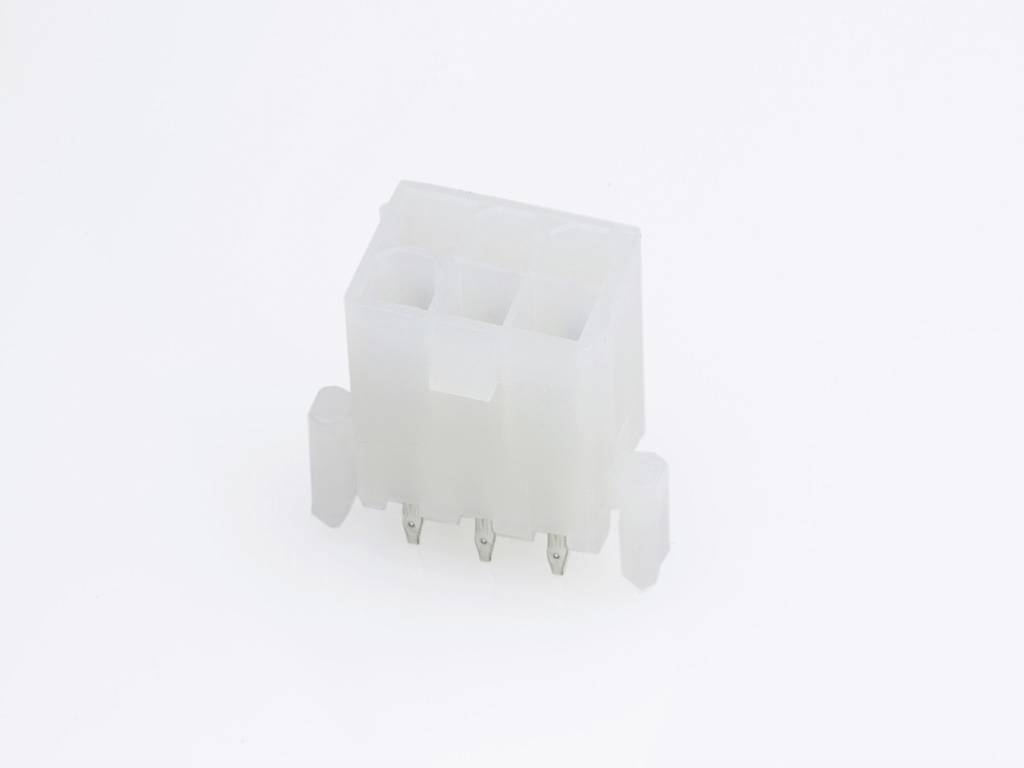 Bílý plastový konektor se čtyřmi kovovými kontakty, který se používá pro elektronické propojení, na neutrálním pozadí.