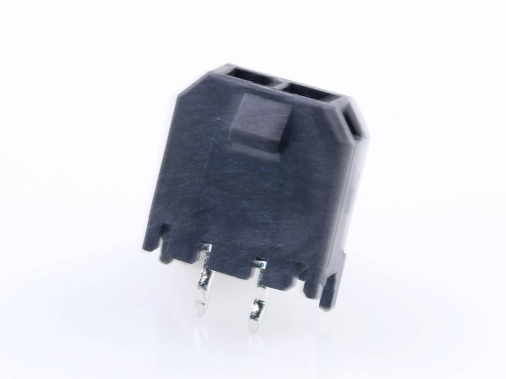 Černý mechanický spínač klávesnice v detailním záběru. Spínač má dva kovové kontakty a je zobrazen v mírně nakloněné poloze.