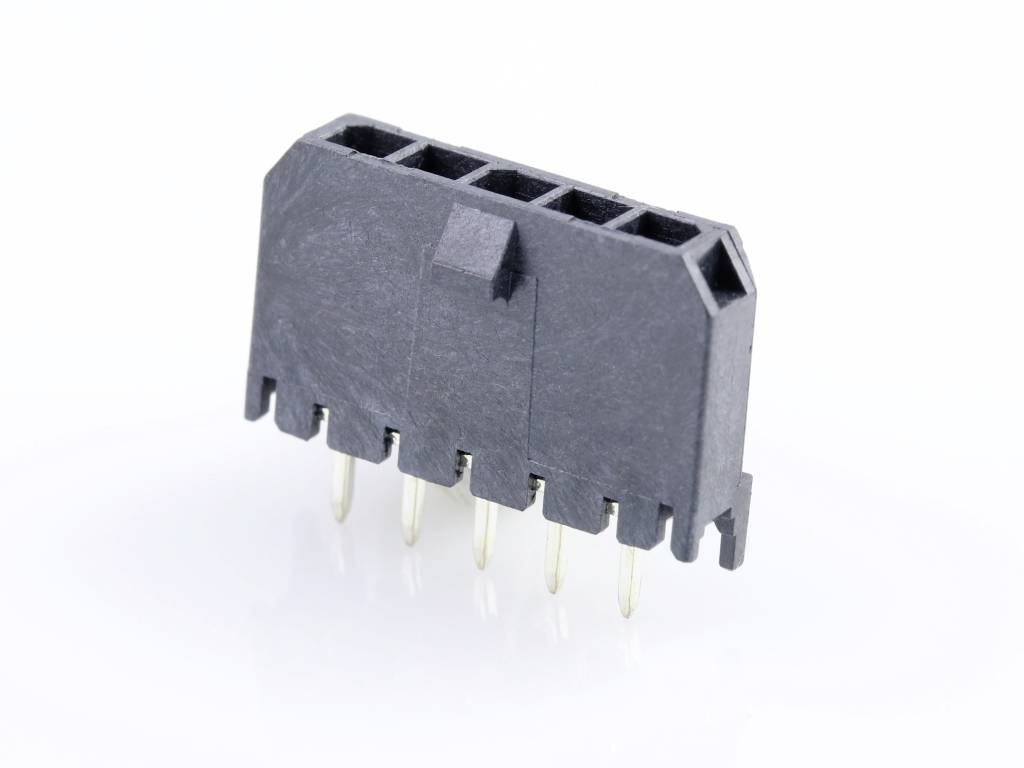 Černý pětipolový elektrický konektor z plastu s kovovými kolíky na bílém pozadí.