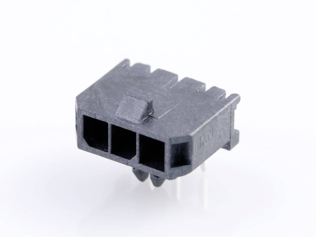 Černý, obdélníkový elektrický konektor se třemi kolíky, který leží na bílém povrchu.