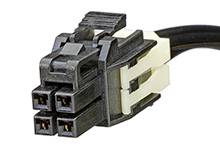 Černý čtyřpinový konektor s černým kabelem ukazuje přípojky pro připojení elektronických zařízení nebo komponent.
