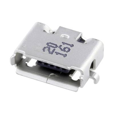 Kovový USB-C konektor označený kombinací čísel a písmen, umístěný před bílým pozadím.
