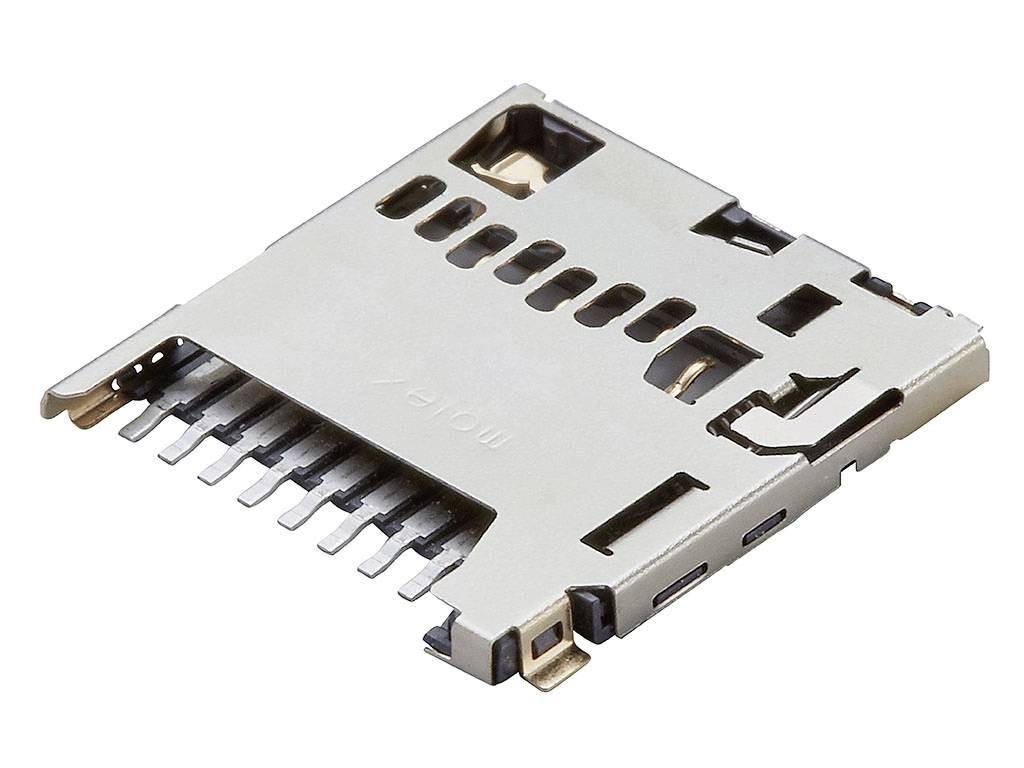 Stříbrná čtečka microSD karet, která je kompaktní a tenká, s několika sloty pro připojení k zařízením.