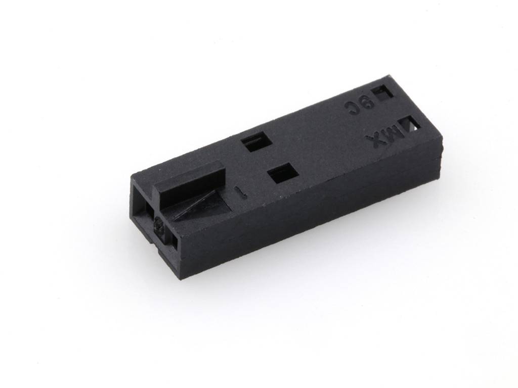 Černý plastový konektor obdélníkového tvaru se dvěma otvory. Vhodný pro propojení elektrických komponentů.