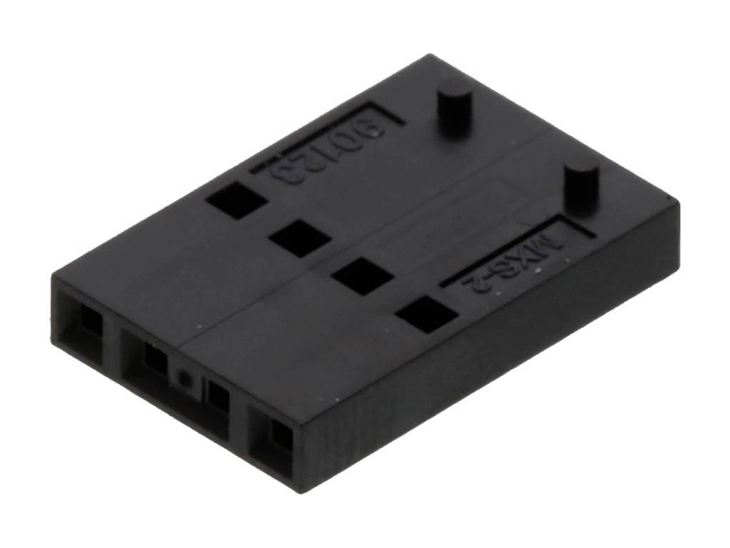 Černý elektronický konektor obdélníkového tvaru s několika čtvercovými otvory leží na bílém povrchu.