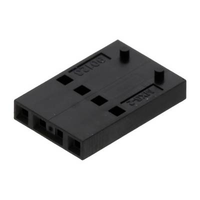 Černý elektronický konektor obdélníkového tvaru s několika čtvercovými otvory leží na bílém povrchu.