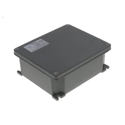 Černý plastový box s etiketou na horní straně, která obsahuje technické informace. Box je obdélníkový s oblými rohy.