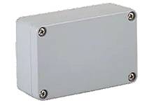 Šedý obdélníkový kryt se čtyřmi šrouby, používaný k ochraně elektronických komponent před vnějšími vlivy.