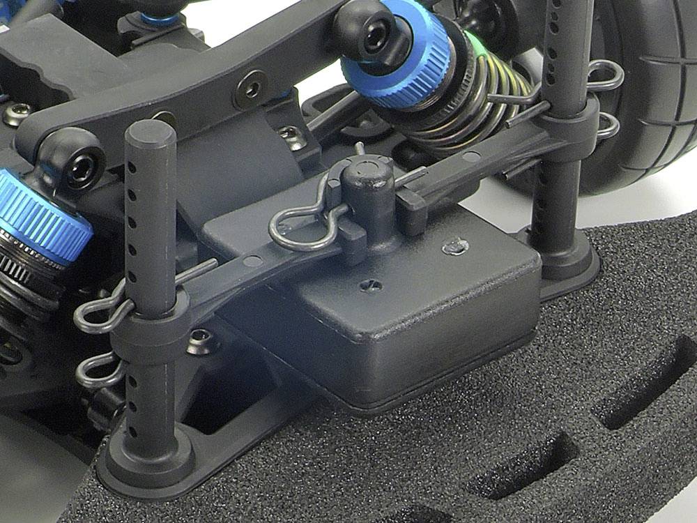 Detailní pohled na část modelu automobilu se zobrazením tlumičů a zavěšení.