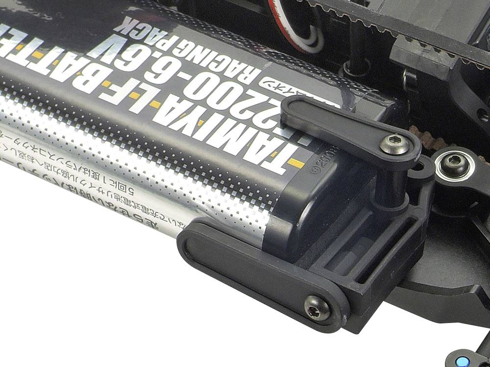 RC závodní automobil s viditelnou baterií, označený štítkem "Tamiya Racing Pack 7.2V - 2200mAh".