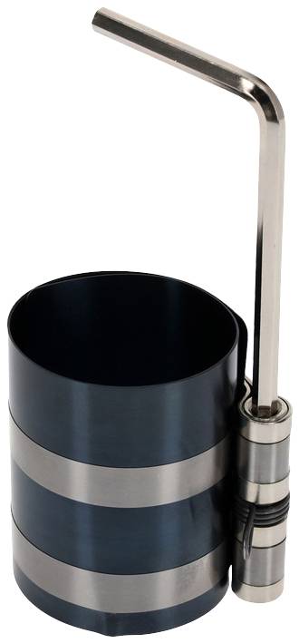 Kovový pohárek s pruhy a dlouhým brčkem, moderně a minimalisticky navržený.