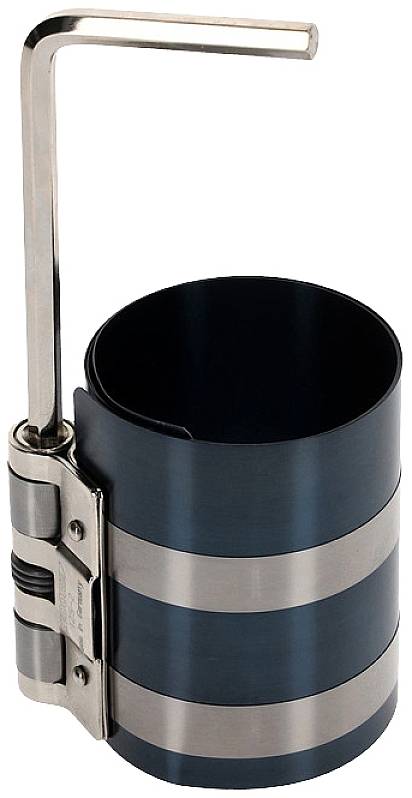 Černé a stříbrné kleště na pístní kroužky s nastavitelnou kovovou rukojetí, používané při montáži pístů do motorů.