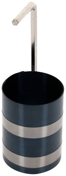 Černý válcový kontejner se dvěma stříbrnými pruhy a kovovým držadlem.