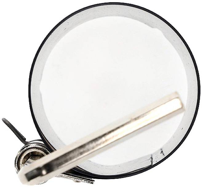 Pohled shora na tradiční mléčný džbán s pákovým uzávěrem ve stříbrné barvě.