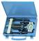 Modrý kufřík s přípravkem pro stahování sestávající se svěrkami a kovovými díly, určený k vyjímání ložisek a ozubených kol.