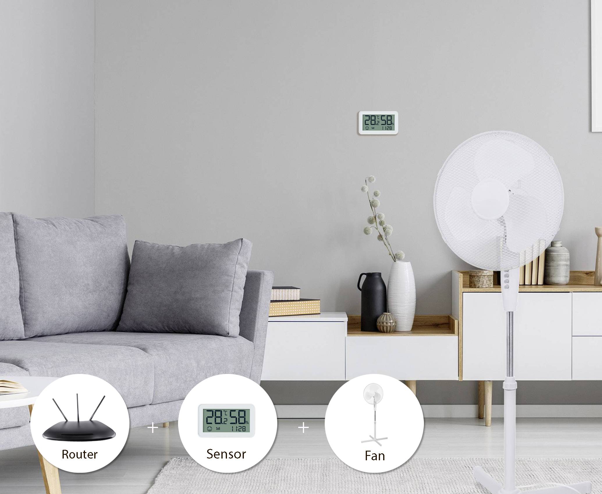 Moderní dekorace obývacího pokoje s šedou sedačkou, digitálními hodinami na stěně a ventilátorem. Symboly dole znázorňují router, senzor a ventilátor.