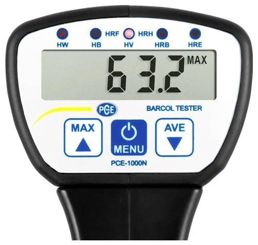 Přenosný tester tvrdosti Barcol se zobrazeným maximálním odečtem 63,2, s viditelná tlačítky MAX, MENU a AVE.
