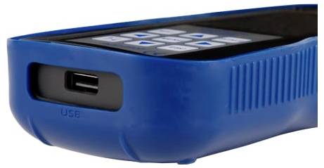 Detailní pohled na modrý přenosný elektronický přístroj zobrazující port USB a ovládací tlačítka na vrcholu.