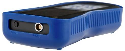 Modrý obdélníkový elektronický přístroj s černým vrcholem a předními porty označenými "Link" a "Probe", zobrazený na bílém pozadí.