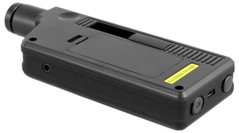Černé obdélníkové elektronické zařízení s válcovým konektorem a bočními porty, zobrazené na bílém pozadí.