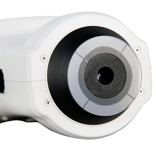 Detailní záběr bílé bezpečnostní kamery se zaměřením na objektiv. Je namontována na bílém povrchu a slouží k monitorování.