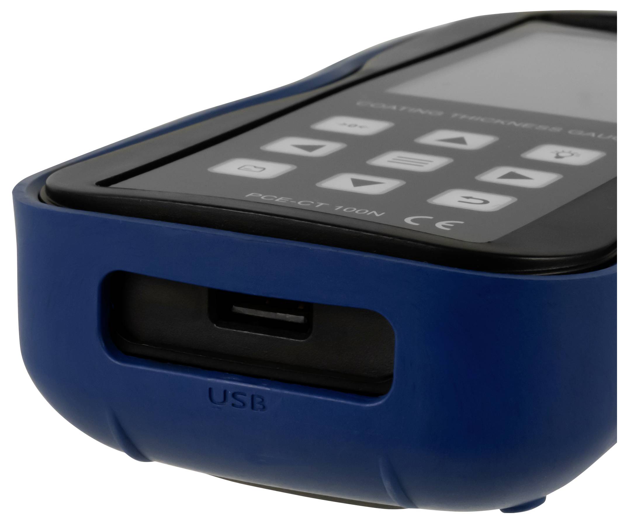 Detailní záběr na modrý přenosný elektronický přístroj s USB porttem a tlačítky klávesnice na horní straně.