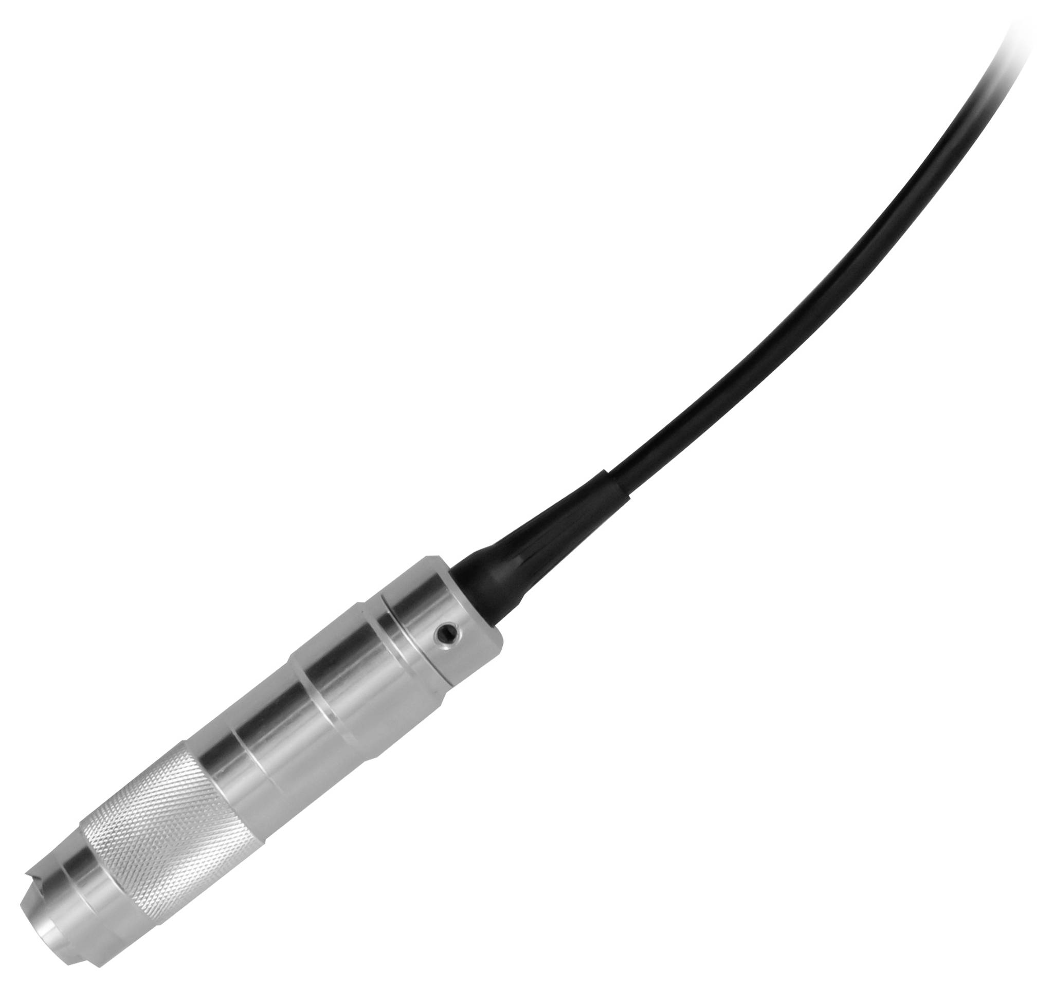 Černý kabel připojený ke stříbrné kovové válcové konektor vidlici na bílém pozadí.