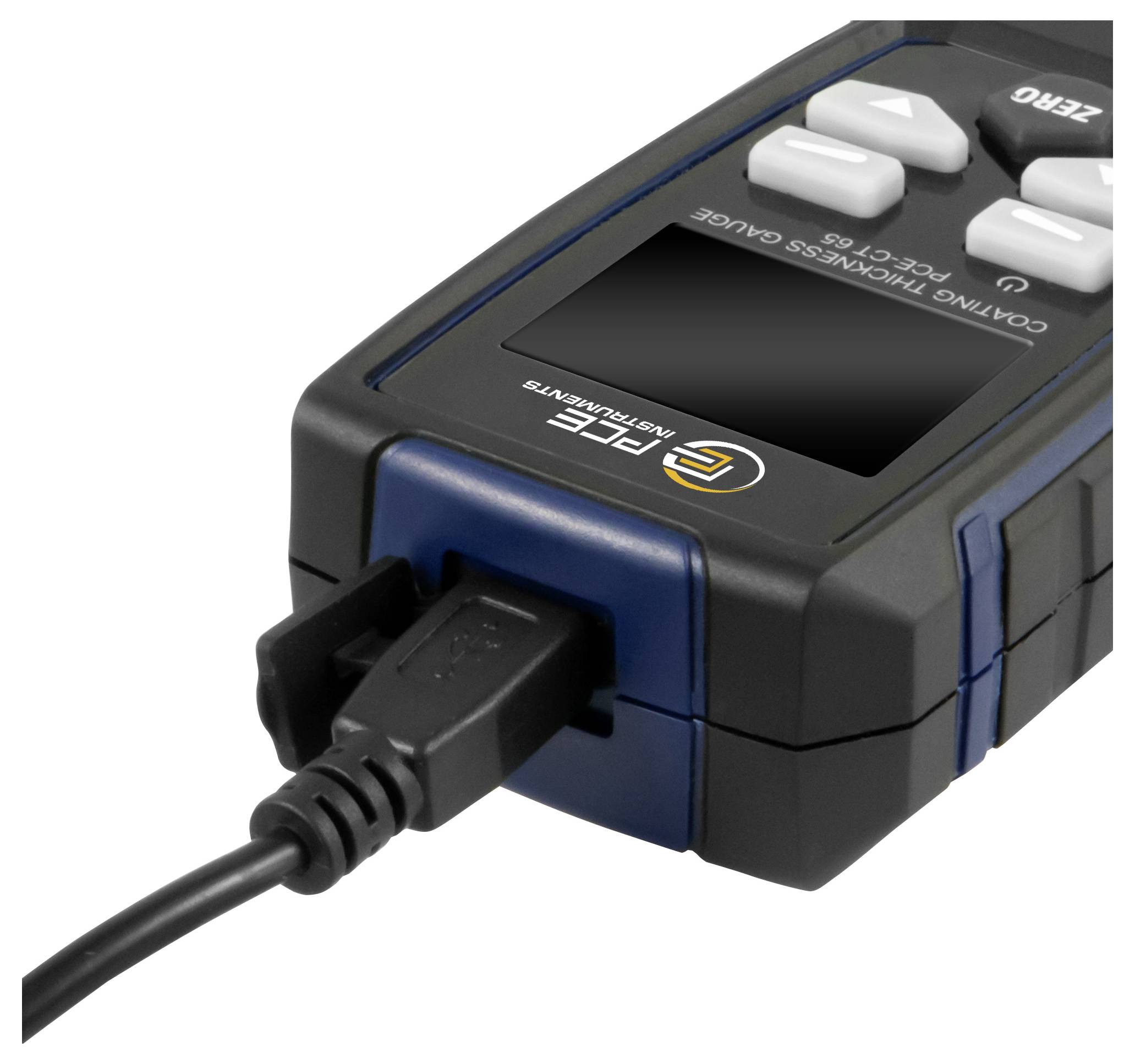 Přenosný měřicí přístroj pro měření času a údajů kokpitu s USB kabelem zapojeným do spodní části, který má ovládací tlačítka a malý displej.