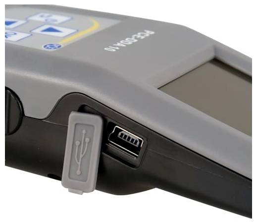 Zblízka ruční zařízení se USB portem s ochranným krytem označeným "USB" na straně.