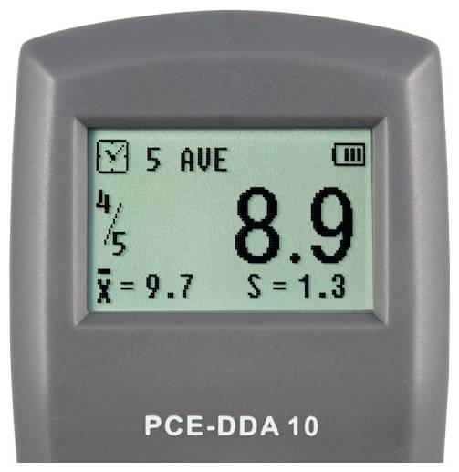 Přenosné měřicí zařízení displej zobrazující "5 AVE" a údaj 8,9, se statistikou x̄=9,7 a s=1,3.