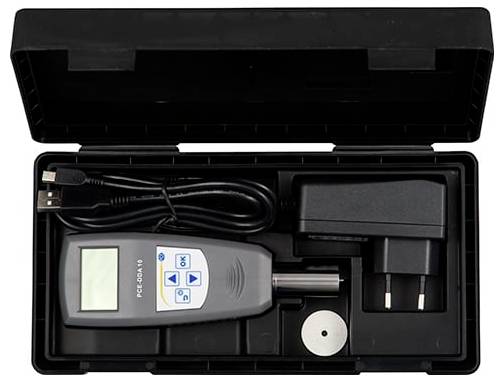 Otevřená černá kufříková tašetka obsahující ruční digitální měřič s displejem a tlačítky, USB kabel, napájecí adaptér, síťový adaptér a kulaté součásti příslušenství.
