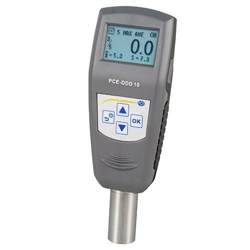 Ruční měřicí zařízení PCE-DDD 10 s LCD displejem, ovládacími tlačítky a kovovou sondou na bílém pozadí.