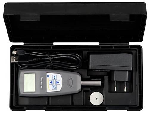 Otevřená černá kufříková taška obsahující ruční digitální měřič s LCD displejem, ovládacími tlačítky, kabel USB, napájecí adaptér, sondu a přídavné disky.