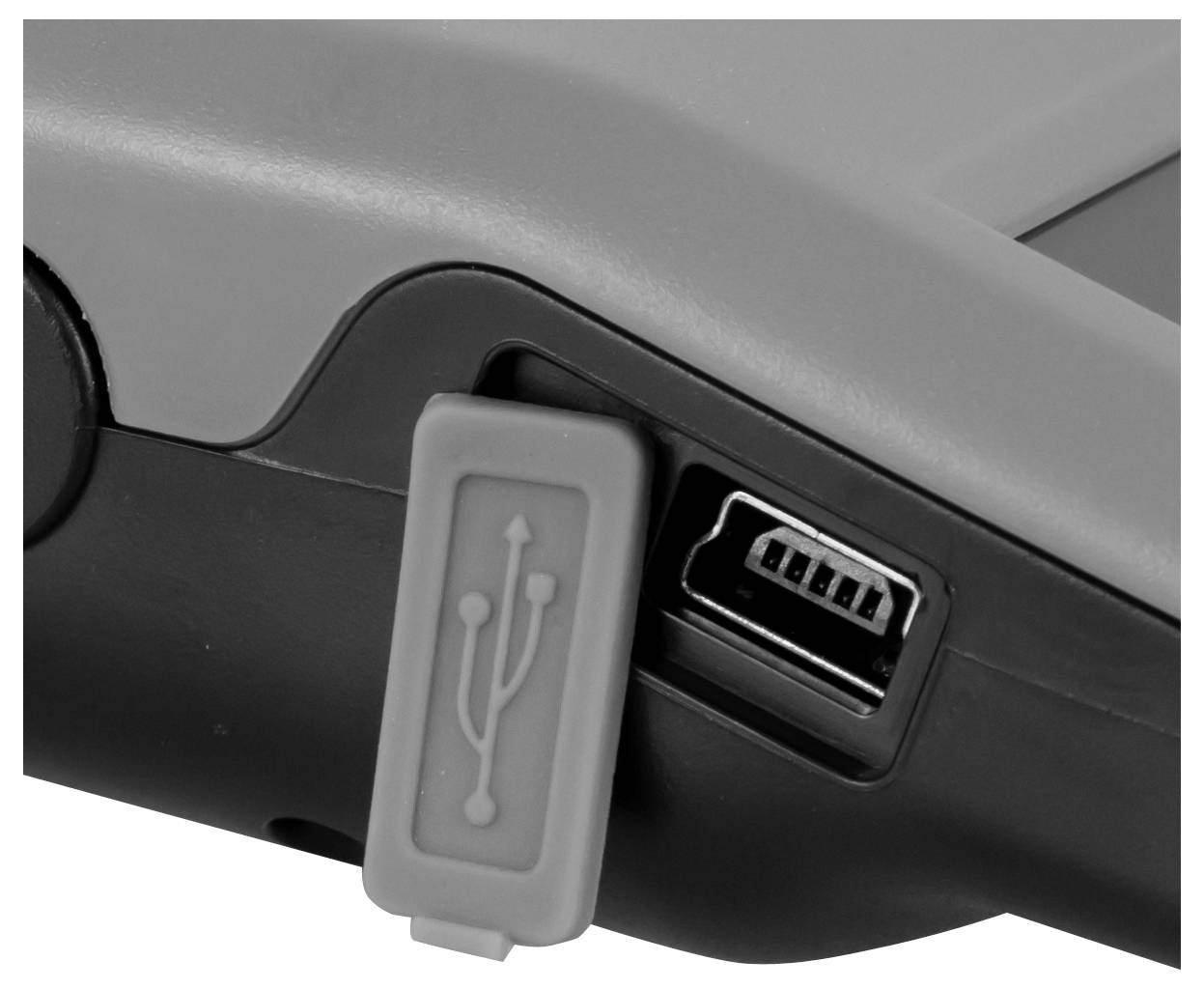 Detailní pohled na zařízení zobrazující zakrytý USB port vedle otevřeného USB-A portu.