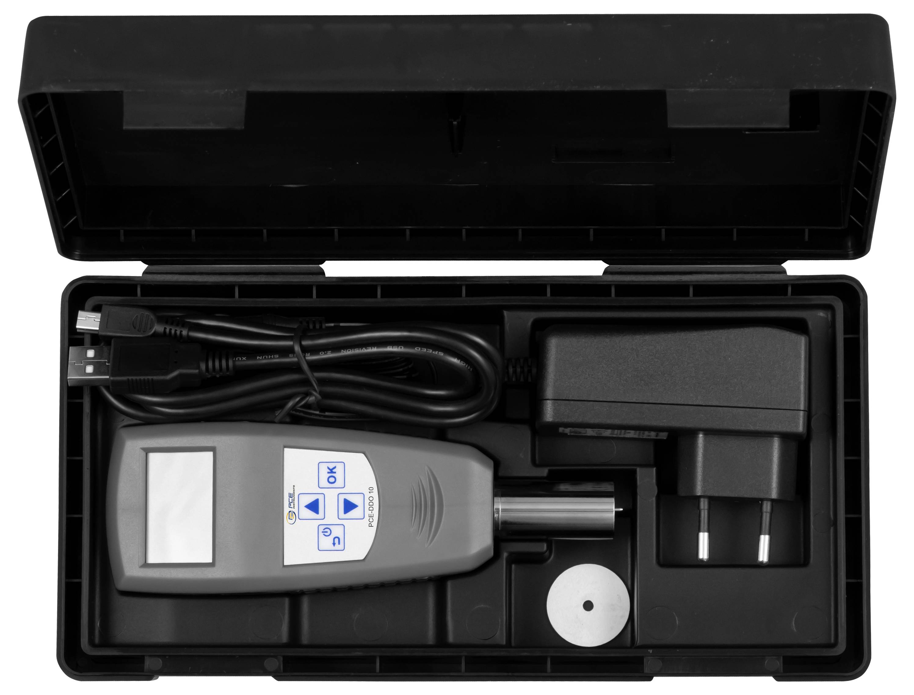 Otevřená černá přepravní taška obsahující ruční elektronické zařízení, napájecí adaptér, kabel a příslušenství uspořádané v tvarovaných oddílech.