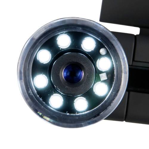 Detailní záběr objektivu fotoaparátu obklopeného několika svítícími LED diodami.