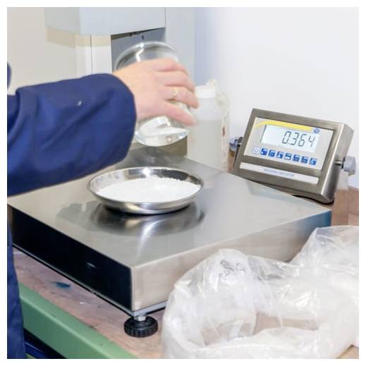 Osoba nalévá kapalinu do misky s bílým práškem na digitální váze, která ukazuje 0,364, což naznačuje vážení nebo míchání ingrediencí v laboratoři nebo kuchyni.
