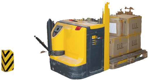 Žlutý vysokozdvižný vozík přepravuje palety s krabicemi; vedle něj stojí žluto-černý výstražný sloupek vymezující prostor.