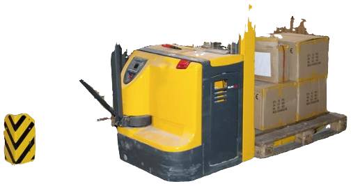 Žlutý vysokozdvižný vozík přepravuje paletu s krabicemi, otáčí se doleva, černožluté výstražné znamení v popředí.