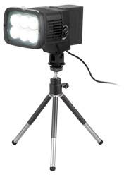 LED reflektor na nastavitelném stativu, vhodný pro osvětlení venkovních prostor, s černým tělem a rukojetí.