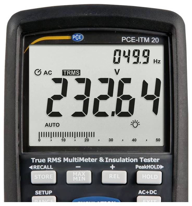 Displej digitálního multimetru zobrazující střídavé efektivní napětí (true RMS) 232,64 V a frekvenci 49,9 Hz.