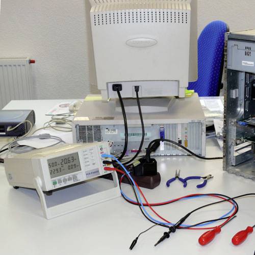 V laboratoři leží na stole otevřený počítač s připojenými elektronickými měřicími přístroji a nástroji.