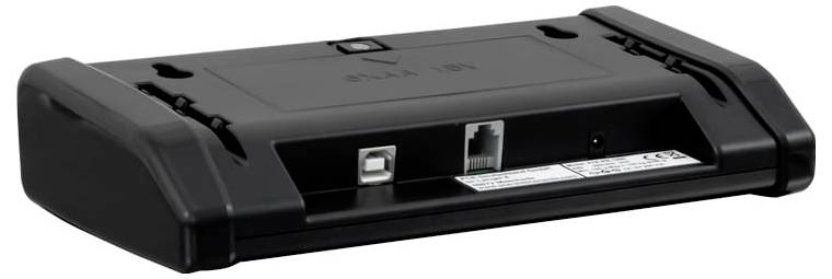 Černé bezdrátové síťové zařízení nebo modem s předními porty a indikačními diodami zobrazené v perspektivě na bílém pozadí