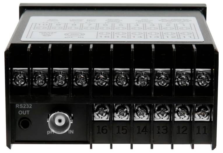 Černý modul rozhraní elektronického přístrojového páskového konektoru se označenými šroubovými svorkami, jack RS232 OUT a konektorem telefonního vstupu (phone IN) na přední straně.